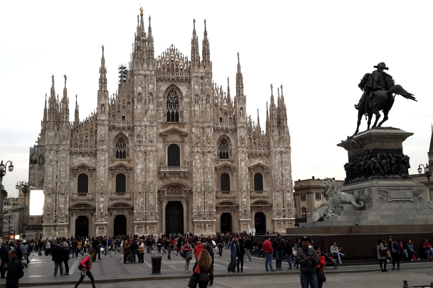 image of tourists at Milan's Duomo