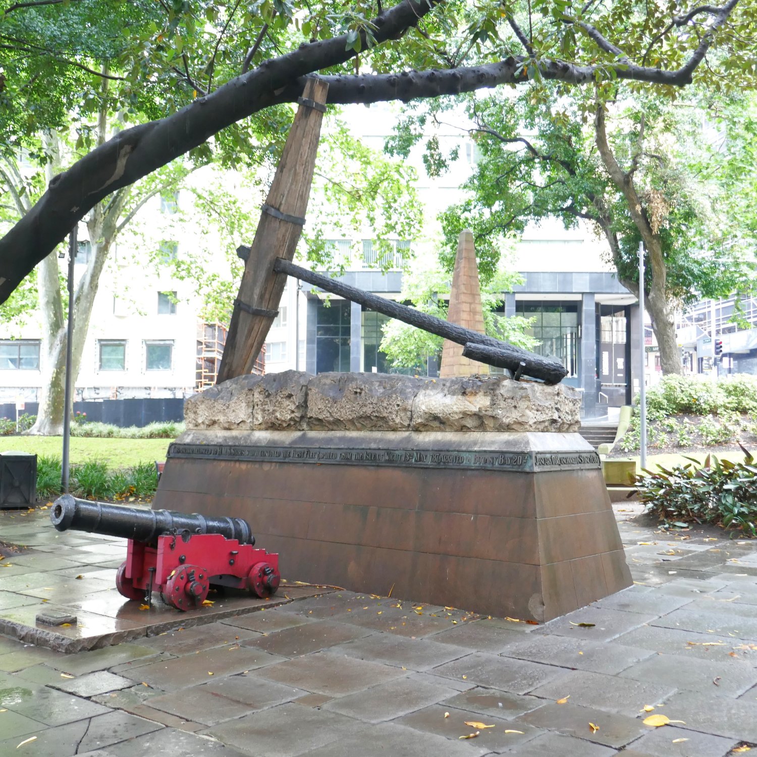 Image of the anchor and a cannon from HMS Sirius, in Macquarie Place