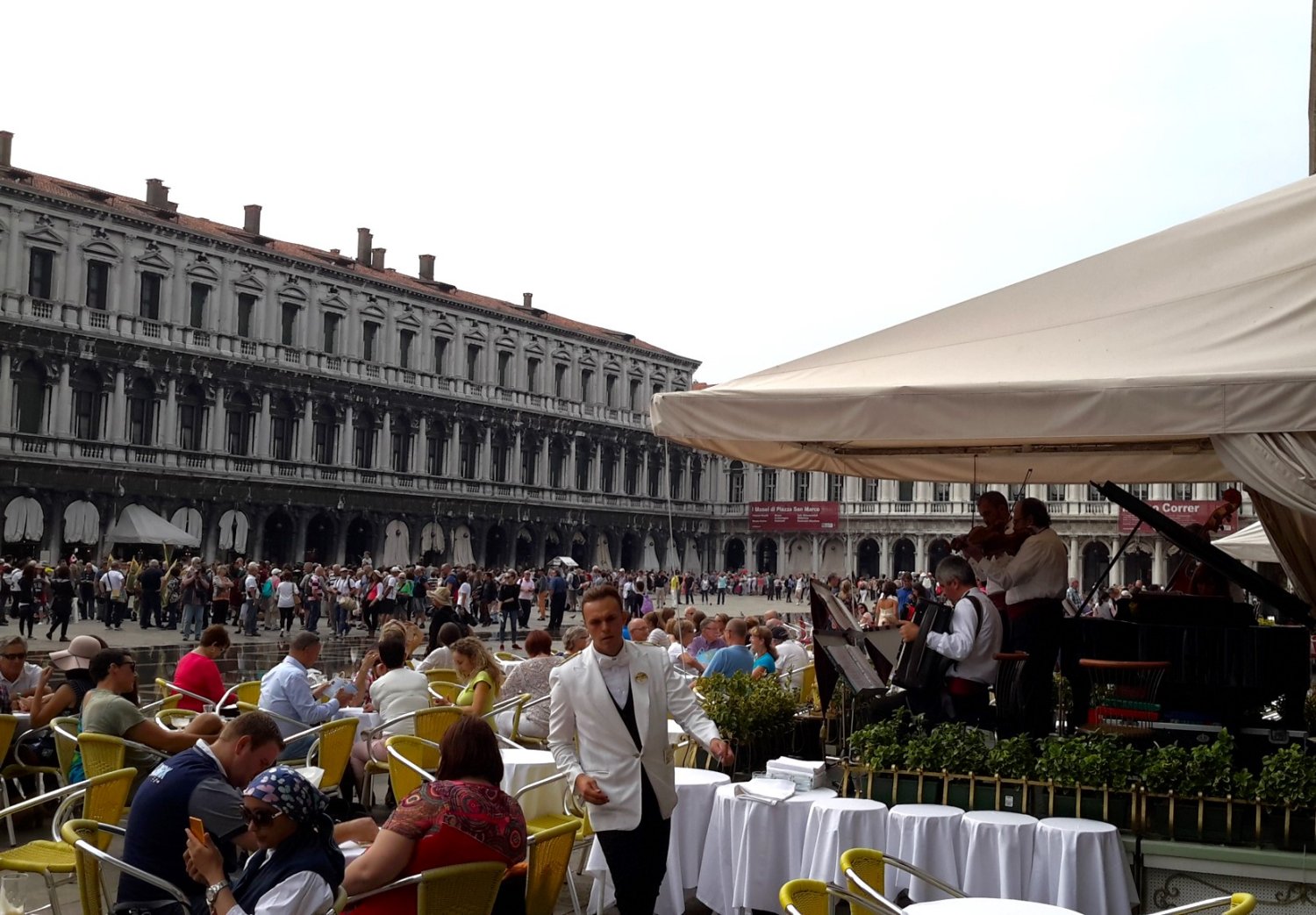 image of tourists in Venice's Piazza San Marco