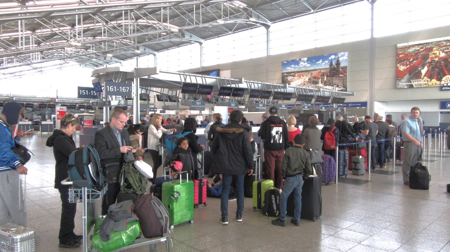 Image of customers queuing at check-in at Prague’s Václav Havel Airport