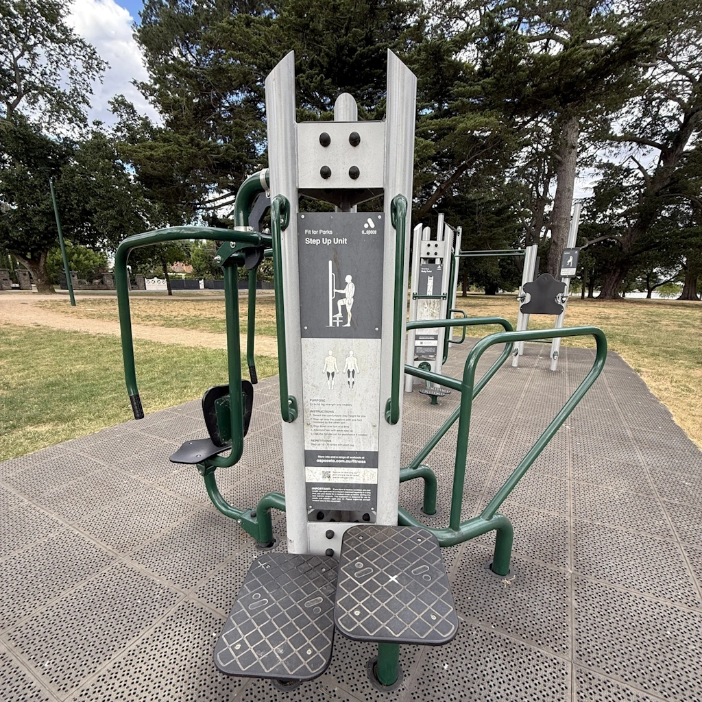 image of a sophisticated outdoor public exercise workout machine at Ballarat's Lake Wendouree